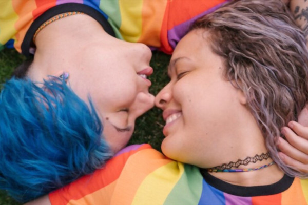 Descubre qué es un beso arcoíris y cómo se hace